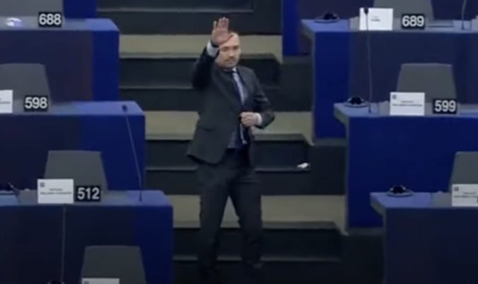 Nacionalisticky orientovaný europoslanec počas rokovania hajloval, hrozí mu pokuta a suspendovanie (video)