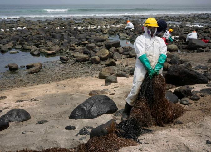 Peru stále bojuje s ekologickou katastrofou, čistenie pobrežia od ropy postupuje len pomaly (video)