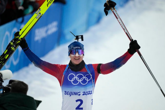 Bö ovládol preteky s hromadným štartom a pre Nórov získal rekordné 15. zlato, je najúspešnejším biatlonistom v Pekingu