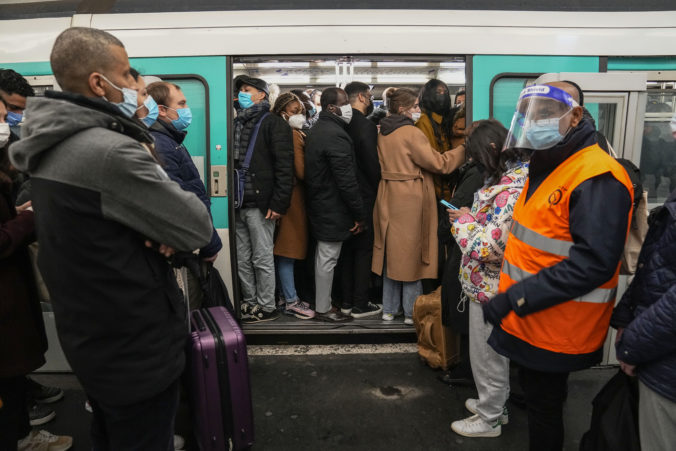 Verejnú dopravu v Paríži narušil štrajk zamestnancov, počas špičky nešla väčšina liniek metra