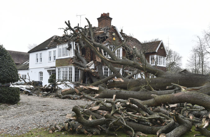 K Británii sa blíži víchrica Franklin, silný vietor opäť môže spôsobiť rozsiahle škody