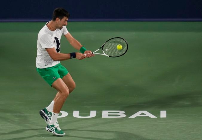 Djokovič sa pred štartom turnaja ATP v Dubaji cíti vo forme, mal však trochu problém