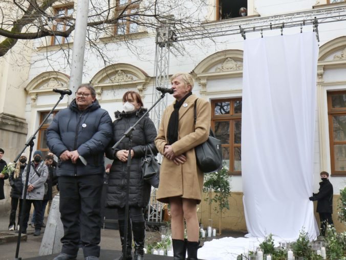 Kuciak a jeho snúbenica majú v Bratislave pamätník, na odhalenie prišli ich rodičia aj premiér (foto+video)