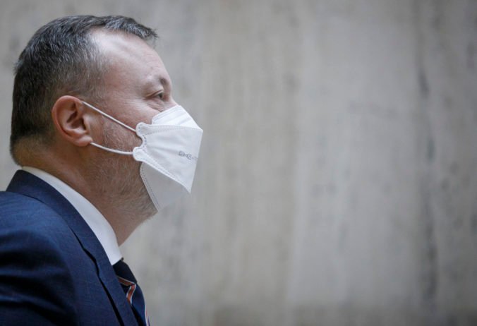Minister Krajniak sa nakazil koronavírusom, má aj viacero príznakov