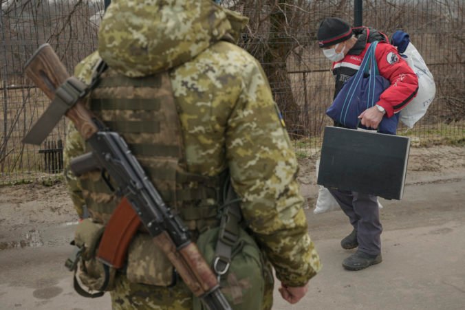 Rusi sa vraj snažia vyprovokovať ukrajinských vojakov k chybe, aby ospravedlnili inváziu