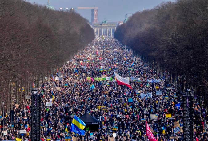 Berlín bol dejiskom veľkej demonštrácie proti ruskej invázii na Ukrajinu, protestovalo približne stotisíc ľudí