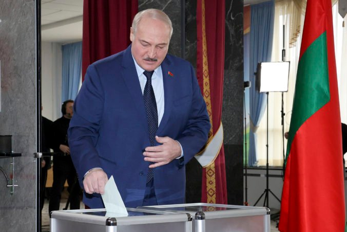 Bielorusi hlasujú o upevnení moci Lukašenka, opozícia referendum o zmene ústavy označila za frašku