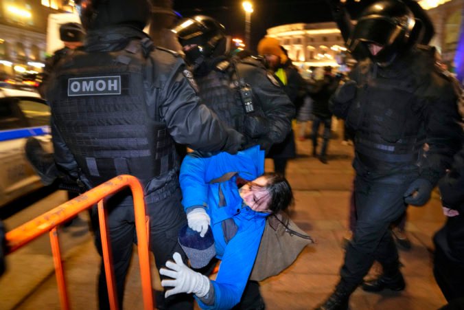 Rusi opäť protestovali proti invázii na Ukrajinu a pribúdajú aj otvorené listy, zatknuté boli stovky ľudí