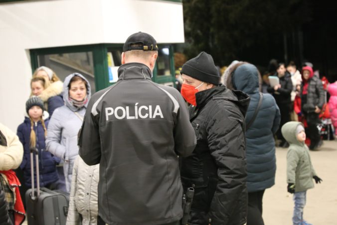 Za posledných 24 hodín vybavili slovenskí policajti na hraničných priechodoch na vstupe z Ukrajiny 12 435 ľudí