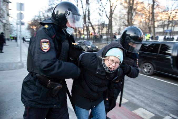 Klus odsudzuje brutalitu ruskej polície, zatýkala demonštrujúcich proti vojne na Ukrajine (video)