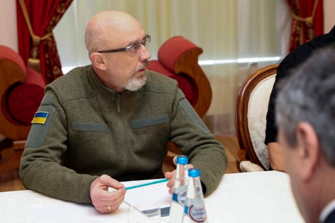 Minister Reznikov varuje pred psychologickým útokom Ruska, vraj bude šíriť falošné správy o kapitulácii Ukrajiny