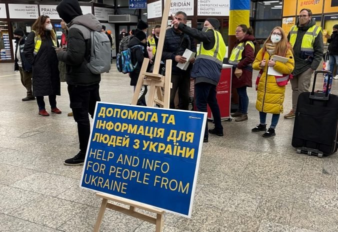 Bratislava pomáha Ukrajincom na Hlavnej stanici, dobrovoľníci koordinujú ľudí a poskytujú im informácie