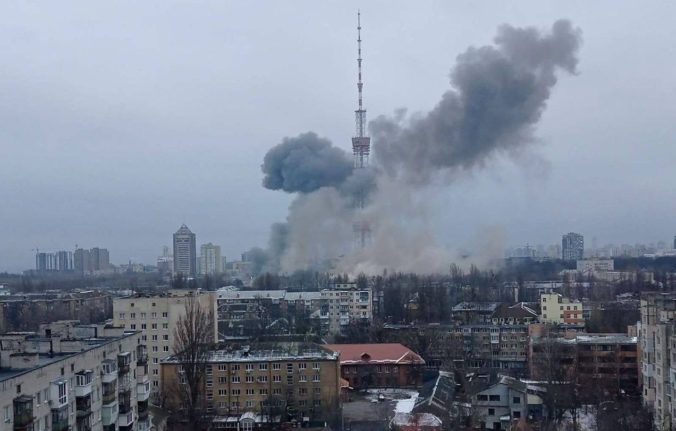 Útok na televíznu vežu v Kyjeve mal podľa Rusov zabrániť informačným útokom (video)