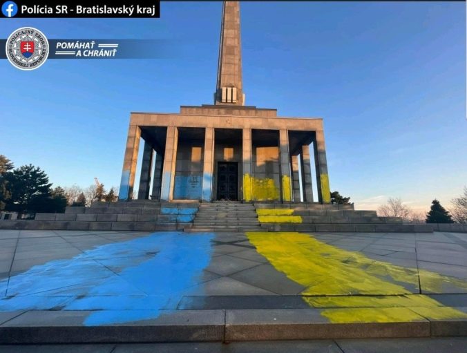 Neznámy páchateľ natrel areál Slavína modrou a žltou farbou, Rusi hovoria o znesvätení pamätníka
