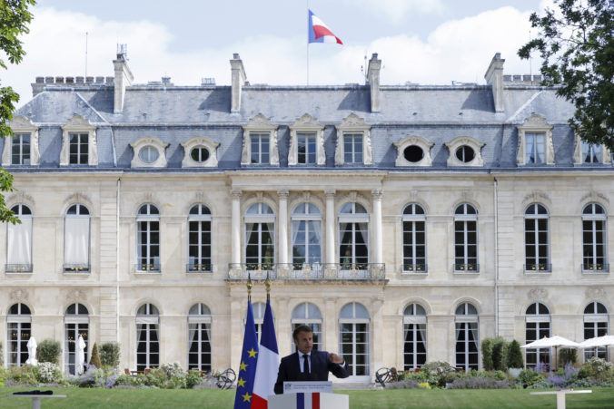 Prezident Emmanuel Macron sa bude opätovne uchádzať o hlasy voličov