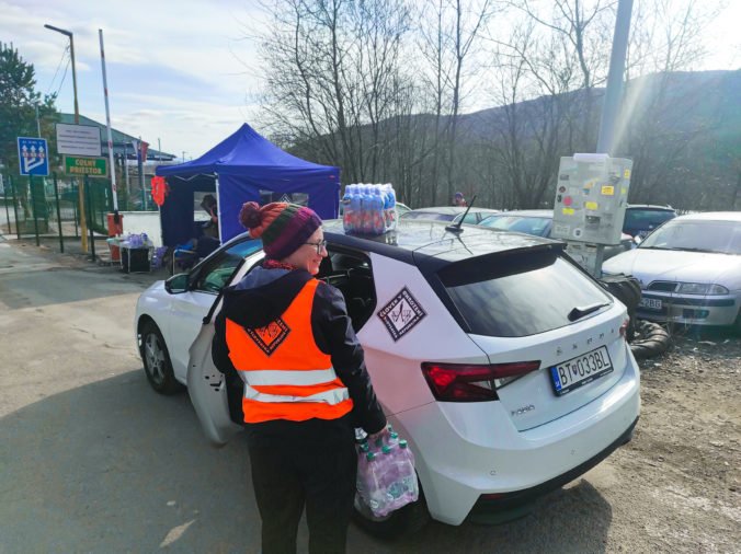 ŠKODA AUTO Slovensko poskytla vozidlá organizácii Človek v ohrození na humanitárnu pomoc utečencom z Ukrajiny