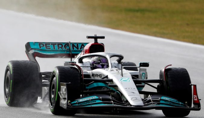 Jazdci Formuly 1 majú pre nové pravidlá horší výhľad z kokpitu, Hamilton potrebuje pod zadok vankúš