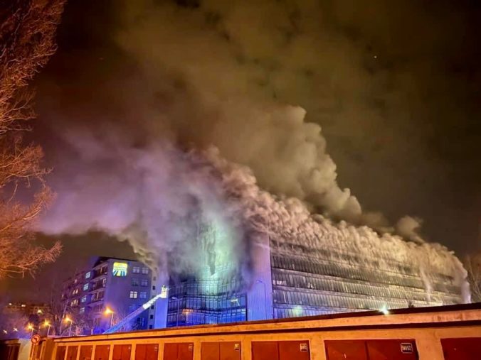 V Ružinove horí garážový dom, na mieste zasahujú hasiči z celej Bratislavy