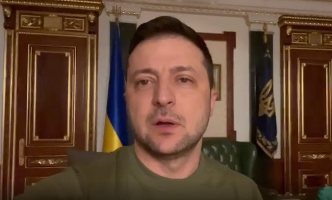 Zelenskyj vtipne vyvracia obvinenia Rusov, že znovu utiekol z Ukrajiny (video)