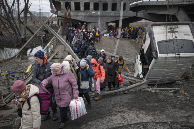 Rusi spustili paľbu na evakuačný priechod pre civilistov v meste Irpiň, údajne zahynuli dve deti (video)