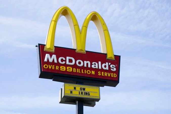 Sieť rýchleho občerstvenia McDonald’s zatvorí svoje prevádzky v Rusku, zamestnancom bude platiť aj naďalej