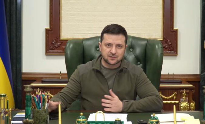 Zelenskyj: Neschovávam sa a zostanem tak dlho, ako bude treba na víťazstvo (video)