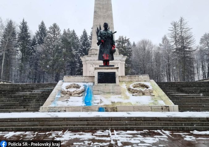 Pamätník Sovietskej armády vo Svidníku niekto pomaľoval modrou, žltou a červenou farbou (foto)