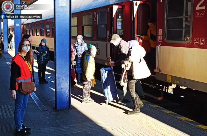 Do Bratislavy dorazil ďalší vlak s utečencami z Ukrajiny, polícia im pomáha s registráciou pri vybavovaní dočasného útočiska