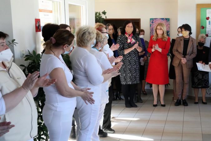 Prezidentka Čaputová navštívila zmodernizované zariadenie pre seniorov v Santovke. Vyzdvihla snahu Patakyovej a vytrvalosť personálu