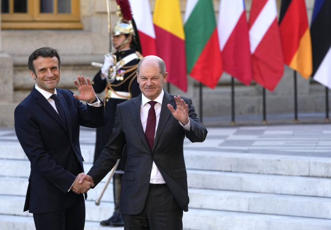 Scholz a Macron telefonovali s Putinom, vyzvali ho k okamžitému prímeriu na Ukrajine
