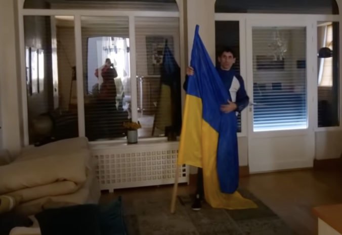 Aktivisti obsadili Putinov palác vo Francúzsku, plánujú tam ubytovať ukrajinských utečencov (video)