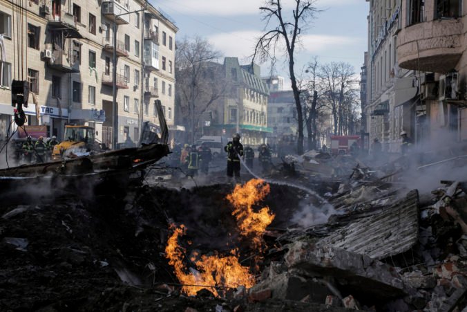 Charkov zažil za deň najmenej 65 ostreľovaní, zničených už bolo asi 600 budov a mŕtvych nemá kto pochovať