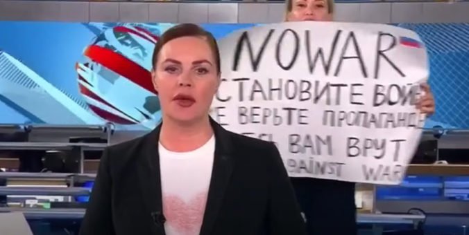 Ovsjannikovová spoznala trest za prerušenie živého vysielania a transparent „nie vojne“ (video)