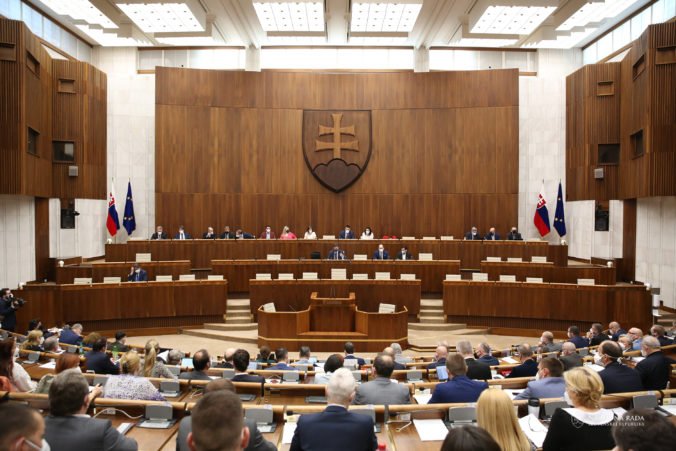 Parlament odobril prítomnosť vojsk NATO na Slovensku, smeráci sa okrem jedného poslanca zdržali