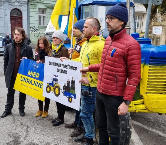 Iniciatíva Mier Ukrajine zahájila pred ruským veľvyslanectvom „špeciálnu vyhosťovaciu operáciu“ a odsúdila špionáž rozviedčikov GRU na Slovensku (video)