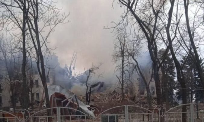 Rusi zbombardovali divadlo v Mariupole, rakety vypálili aj na konvoj civilistov (foto)