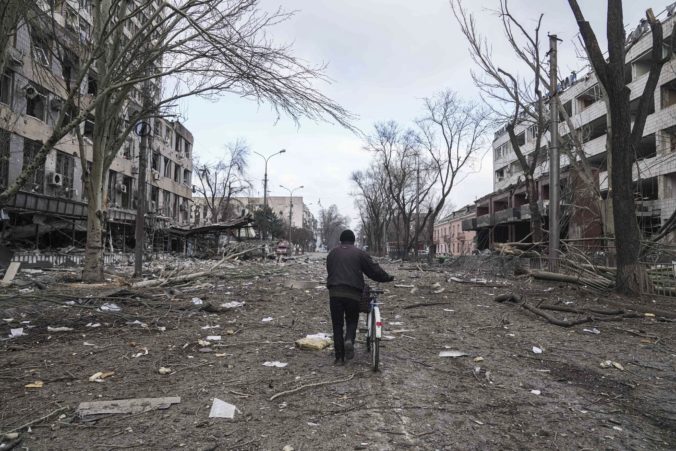 Peklo a hrôza, opísal situáciu v Mariupole charitatívny pracovník. Z mesta po bombardovaní zostali ruiny