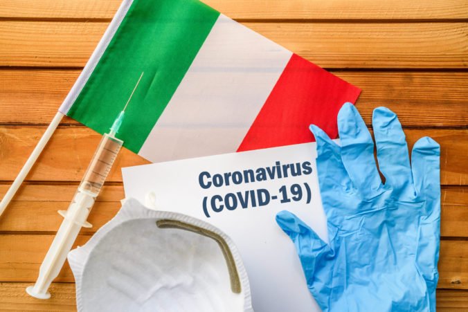 Taliansko zmierňuje opatrenia proti COVID-19, zmeny sa dotknú karantény, rúšok a očkovania