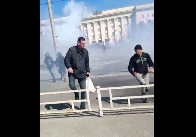 Rusi strieľali do protestujúcich v Chersone, použili aj ohlušujúce granáty (video)