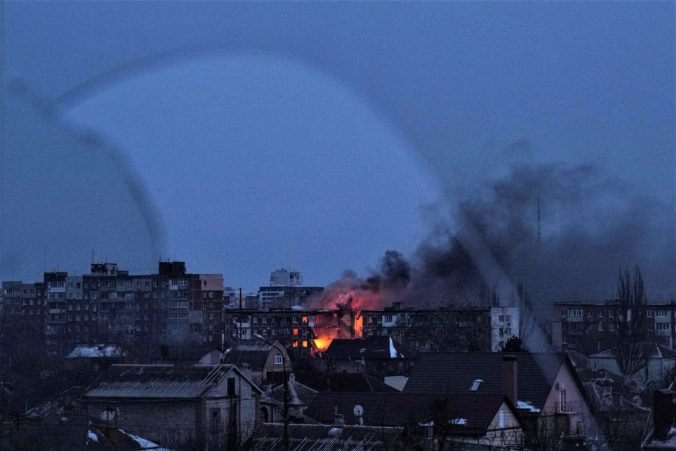 Rusi zhodili na predmestia Kyjeva bomby s bielym fosforom, ide o zločin proti ľudskosti