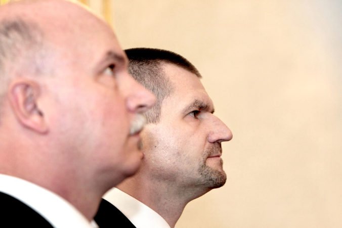 Exministri Janušek a Štefanov z kauzy „nástenkový tender“ ostanú vo väzbe, súd zamietol ich žiadosť o prepustenie (video)