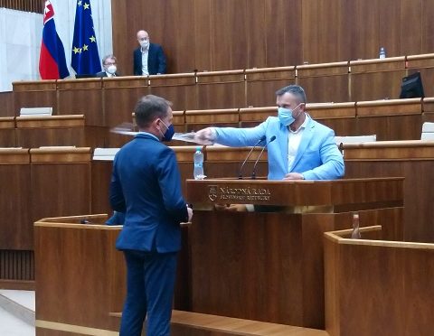Poslanec Suja dostane pokutu 1000 eur za obliatie ministra Matoviča