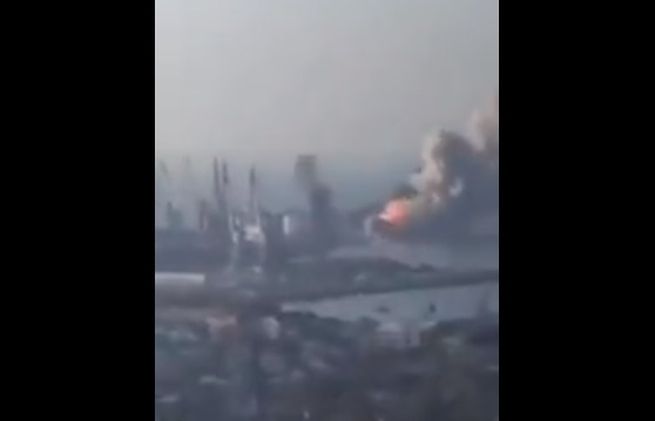 Ukrajinské námorníctvo zničilo v Berďansku obrovskú ruskú loď (video)