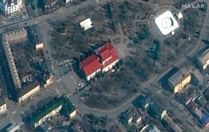 Rusi sa dopustili vojnového zločinu zbombardovaním divadla v Mariupole, v sutinách zomrelo 300 civilistov vrátane detí