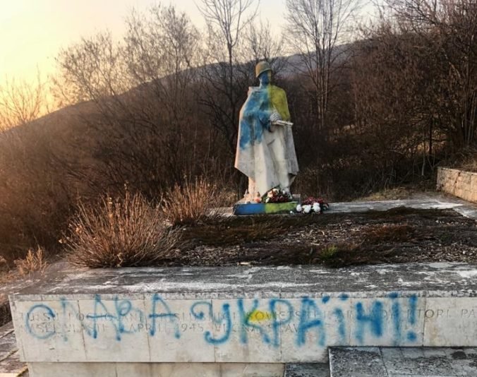 Sochu vojaka v Bošáci niekto pomaľoval žltou a modrou farbou, vandala už hľadá polícia (foto)