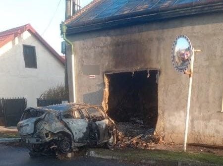 Auto vpálilo do rodinného domu a začalo horieť, nehodu neprežil 19-ročný vodič (foto)