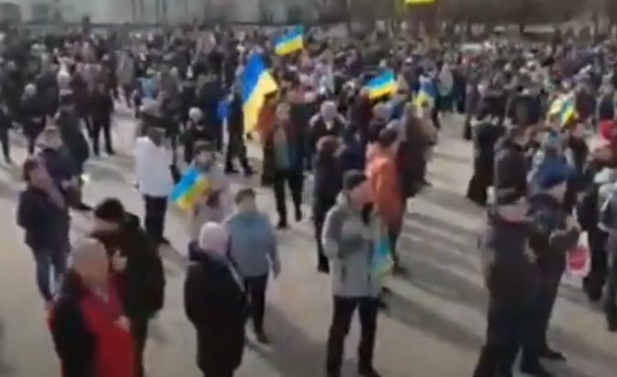 Rusi vstúpili do mesta severne od Kyjeva, obyvateľov pri protestoch nezastavila ani streľba (video)