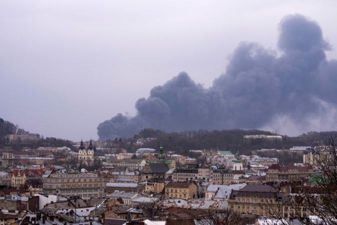 Terčom ruského útoku sa stal aj Ľvov, neďaleko mesta bolo počuť tri výbuchy (foto)