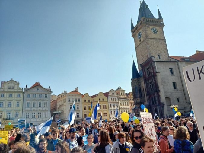 Tisícky Rusov žijúcich v Česku vyšli do ulíc, aby protestovali proti Putinovej vojne na Ukrajine (video)