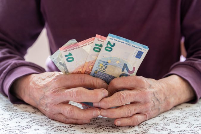 Na Slovensku mierne klesol počet penzistov, významnejší pokles vidno pri jednom type dôchodku